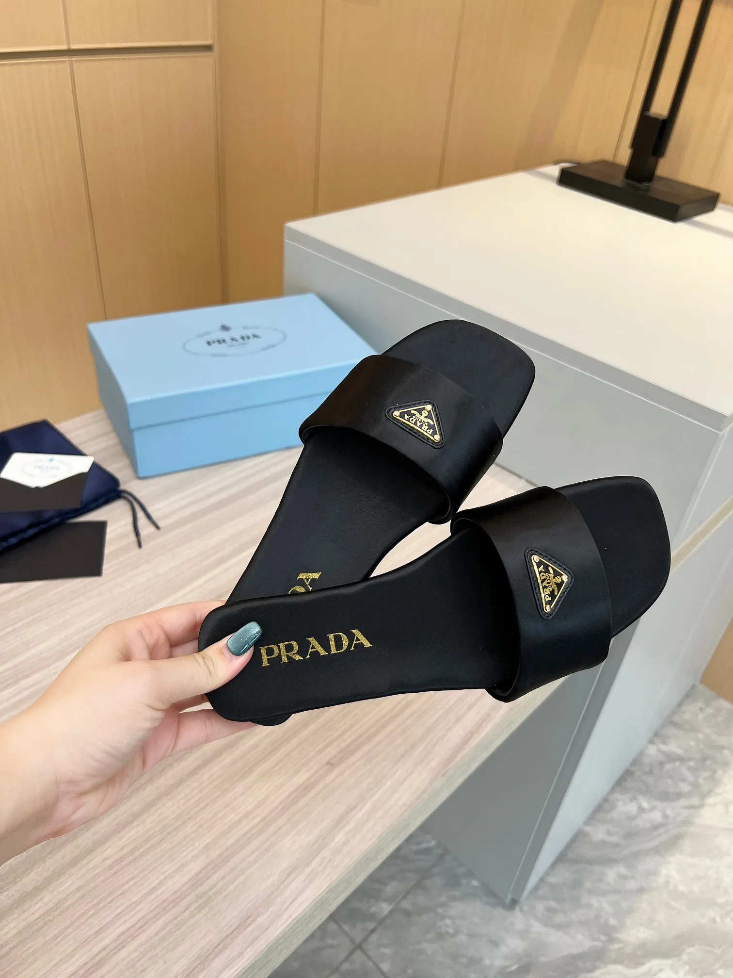 👟👟Ex-factory price 420👟👟 Top version on the market🔥4048SS Prada〰️Triangle logo ✔️Top quality ✔️Elegant, intellectual, retro and cute in one ✔️Upper: original silk surface ➕Original hardware buckle ✔️Inner: lambskin lining ✔️Original Italian leather outsole ✔️12 colors available from stock ✔️Size: 35-42 (41, 42, customized)